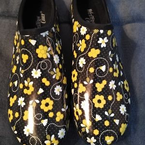 Western Chiefs bumble bee slip ons size 11